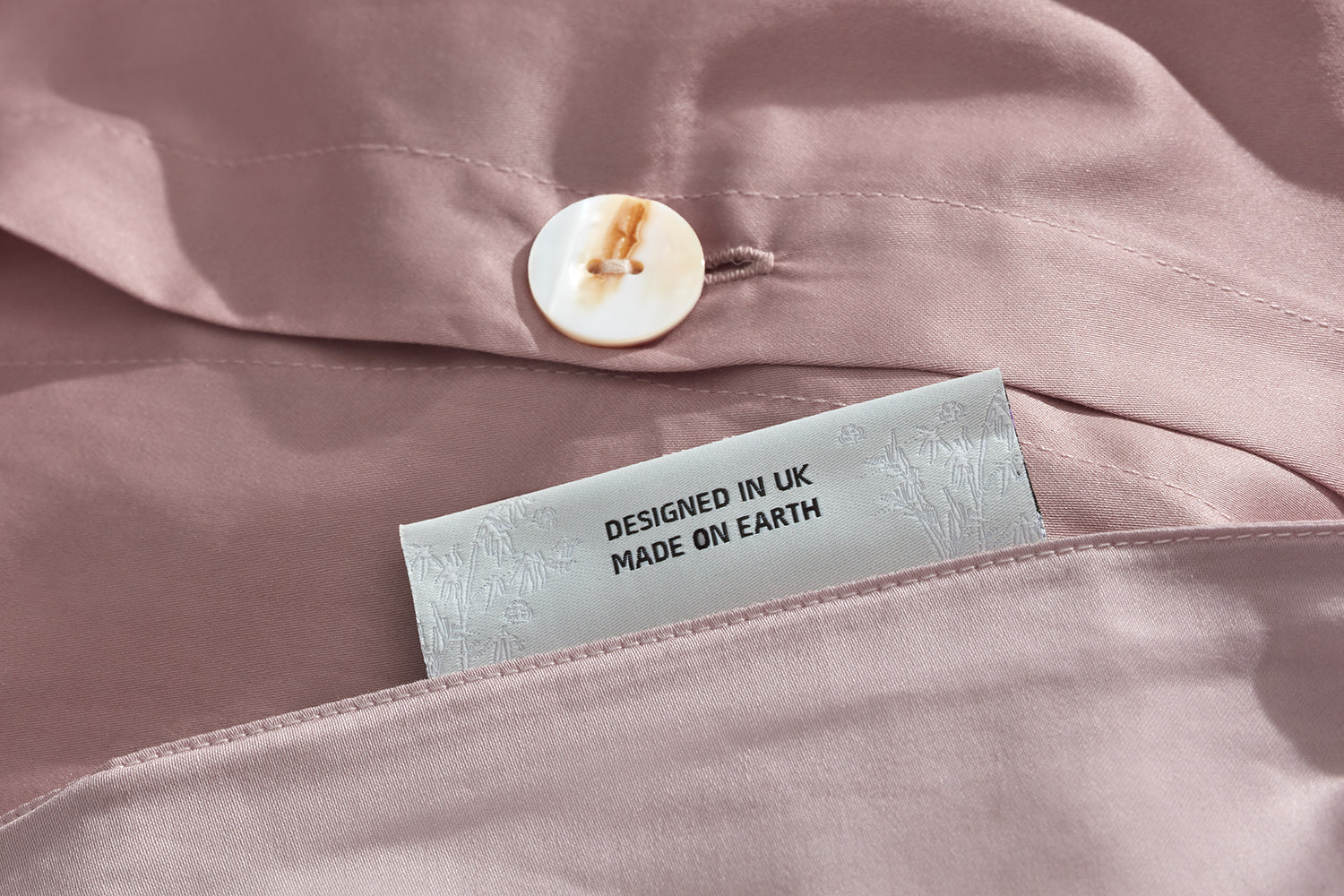 Premium Cotton Sateen Duvet Cover with Mother-of-Pearl Buttons «LUMEN»